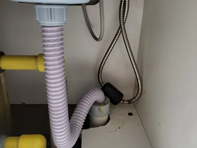 서천 싱크대 거름망 통 아래로 이어진 주름관