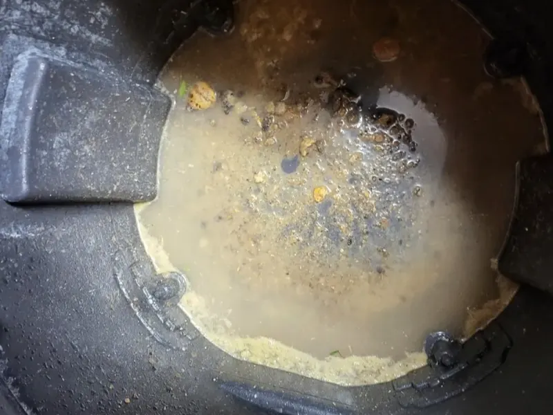 서천 석션 통 바닥에 가라앉은 찌꺼기