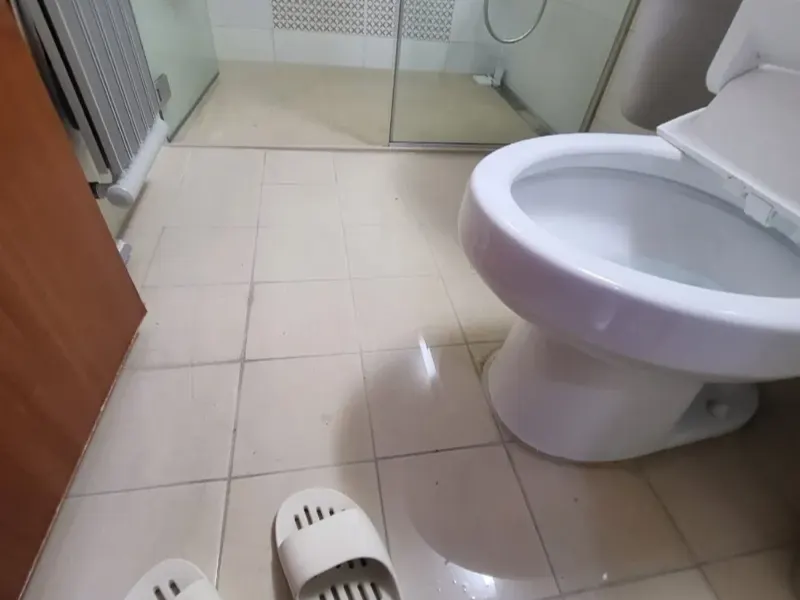 서천 물이 넘쳐 젖은 화장실 바닥