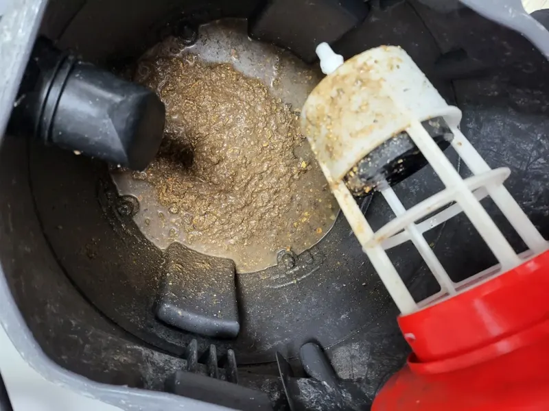 서천 석션 통 안에 모인 음식물 찌꺼기